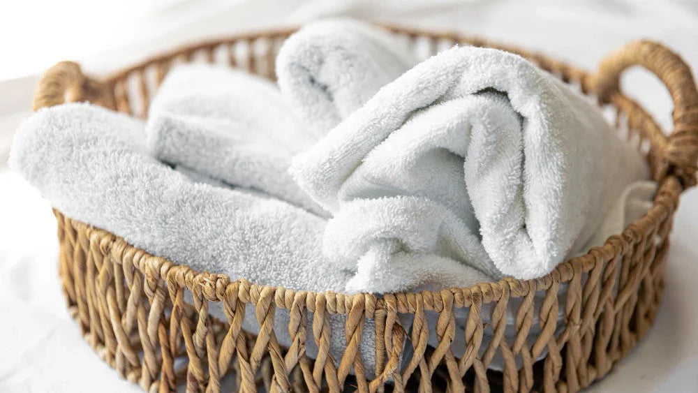 Menaruh Handuk Basah di Atas Kasur